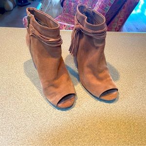 Great light brown suede open toe boots by Steve Madden